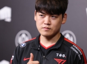 Faker回归赛场，问鼎冠军首场状态亮眼，G2观众沸腾！