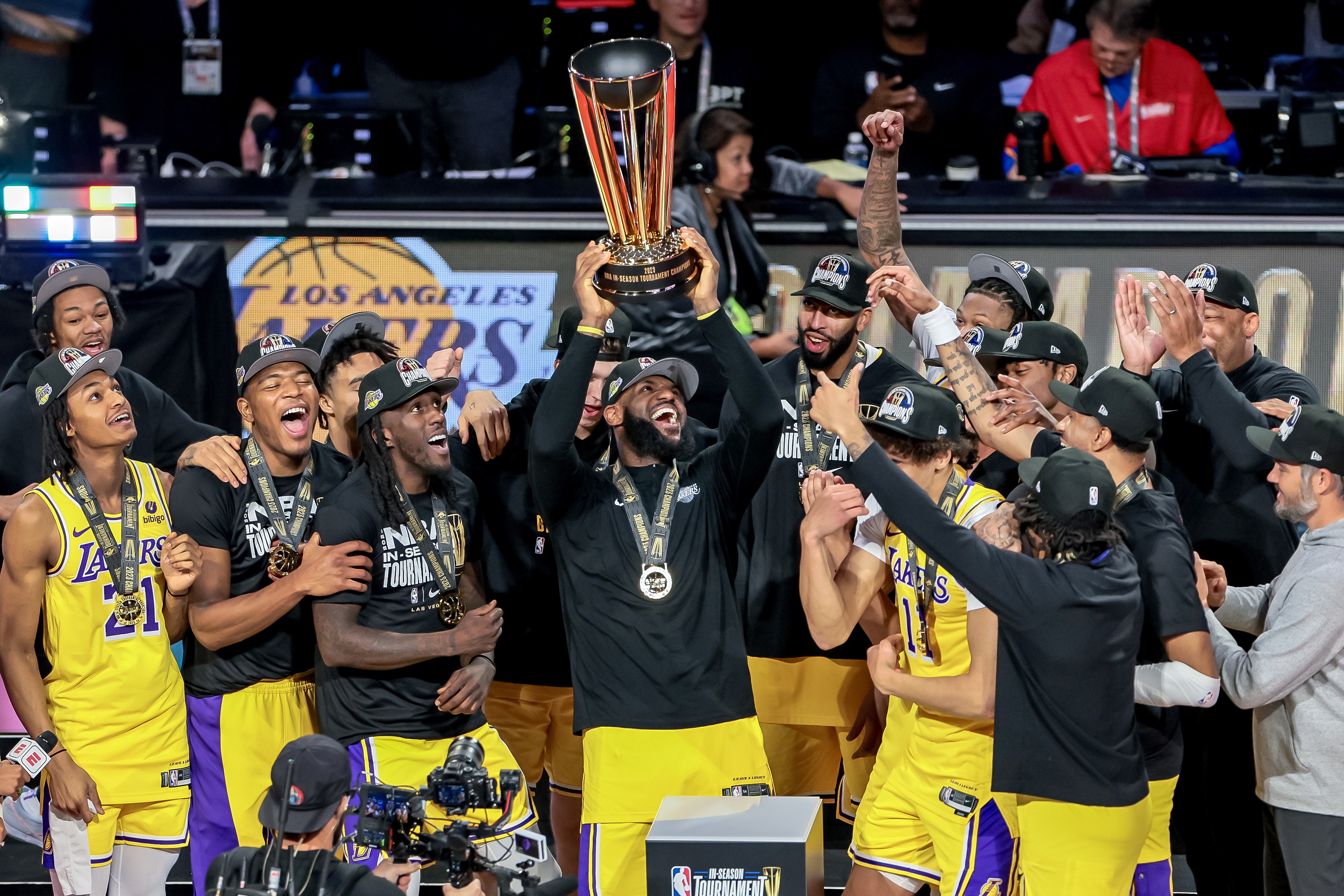 美国NBA赛季战况激烈，球队竞争激烈